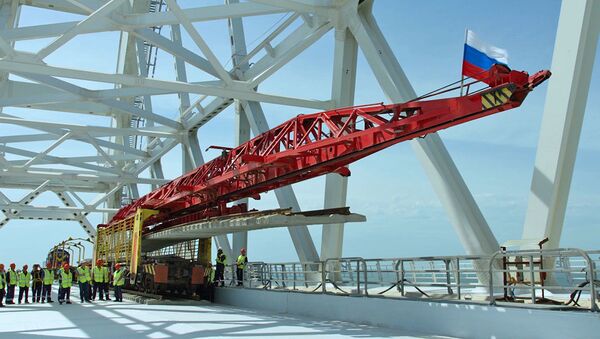 Первый железнодорожный путь Крымского моста состыковали над Керченским проливом - Sputnik Абхазия
