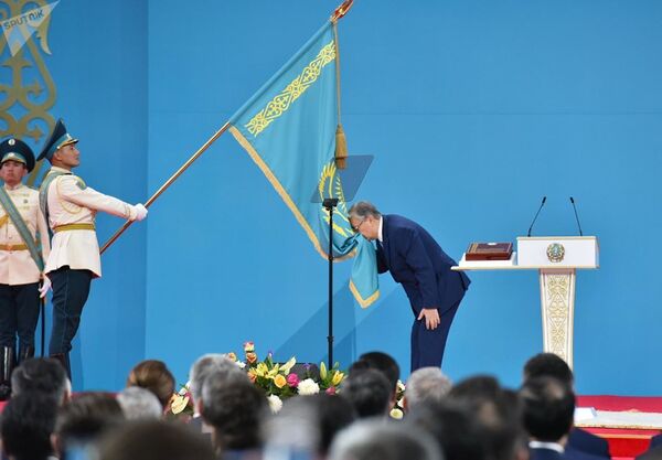 Избранный президент Казахстана Касым-Жомарт Токаев приносит присягу во время вступления в должность главы государства. - Sputnik Абхазия