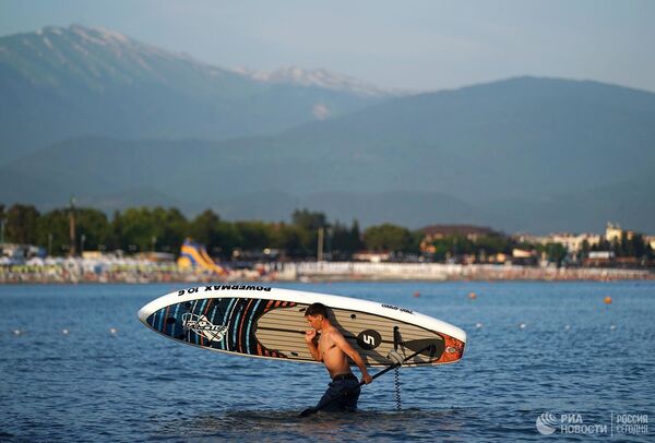 Мужчина с доской для саб-серфинга в Сочи. - Sputnik Абхазия