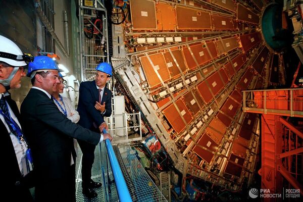 Дмитрий Медведев осматривает детектор эксперимента ATLAS в шахте Большого адронного коллайдера в Женеве. - Sputnik Абхазия