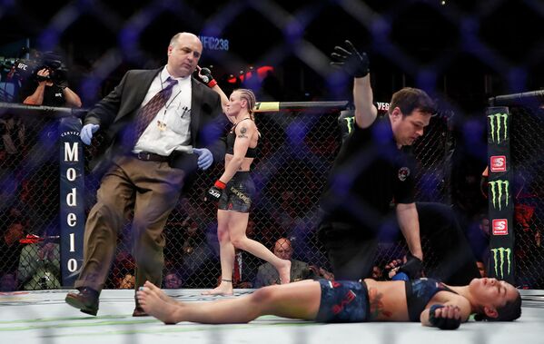 Спортсменка Валентина Шевченко радуется победе над соперницей в турнире UFC 238. - Sputnik Абхазия