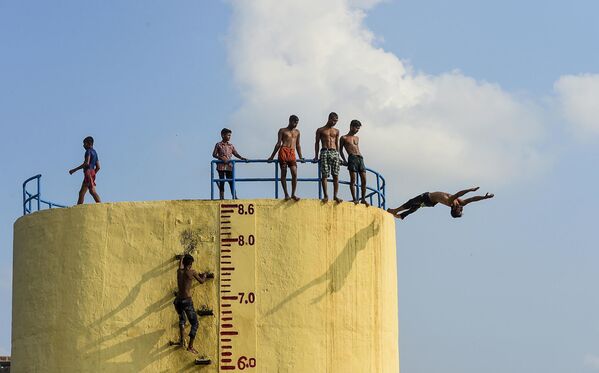 Молодые люди прыгают в реку Буриганга в столице Бангладеш Дакке. - Sputnik Абхазия