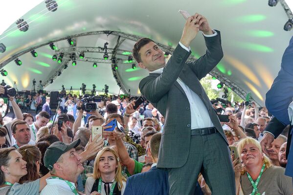 Президент Украины Владимир Зеленский делает селфи на первом съезде своей партии Слуга народа в Киеве. - Sputnik Абхазия