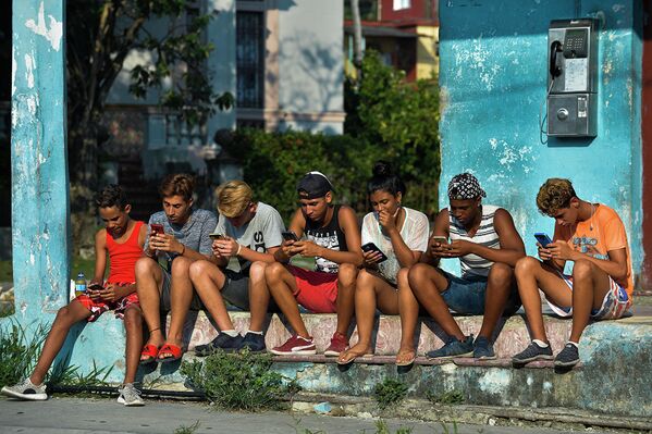 Кубинцы пользуются интернетом на одной из улиц Гаваны. - Sputnik Абхазия
