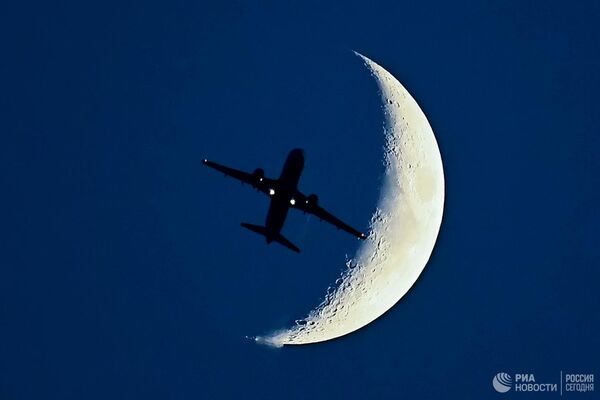 Самолет Airbus A320 на фоне растущей Луны. - Sputnik Абхазия