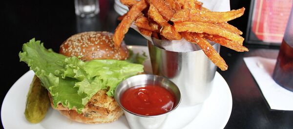 Бургер с картошкой-фри и соусом Бургер с картошкой-фри и соусом - Sputnik Абхазия