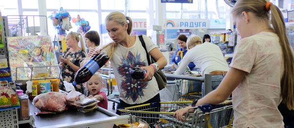 Покупатели в супермаркете Покупатели в супермаркете - Sputnik Абхазия