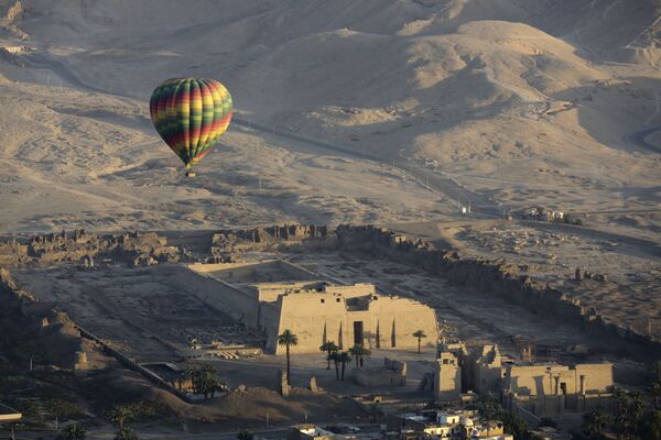 Воздушный шар пролетает над храмом покойного Рамсеса III в Мединет-Хабу на западном берегу реки Нил в Люксоре, Египет - Sputnik Абхазия