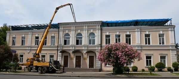 Восстановление кровли второй школы после пожара, 17 июня 2019 Восстановление кровли второй школы после пожара, 17 июня 2019 - Sputnik Аҧсны
