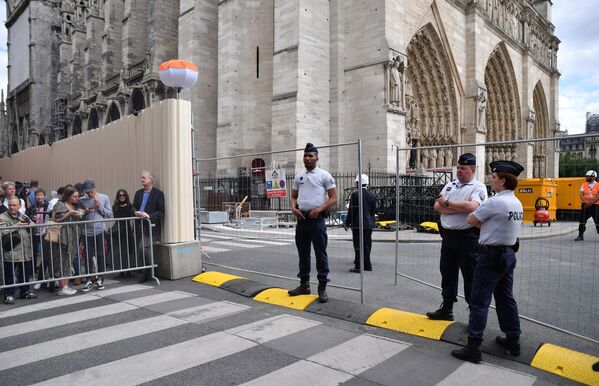 Полиция у собора во время первой мессы после пожара в соборе Парижской Богоматери - Sputnik Абхазия