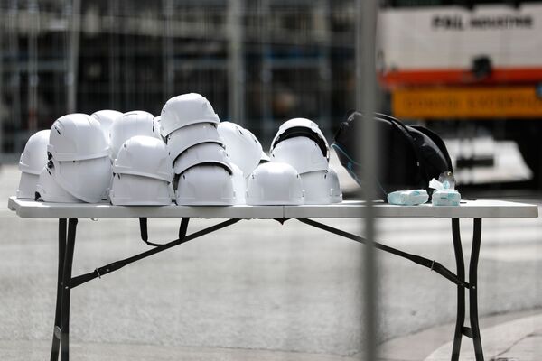 Белые каски приготовлены для участников первой после пожара мессы в соборе Парижской Богоматери - Sputnik Абхазия