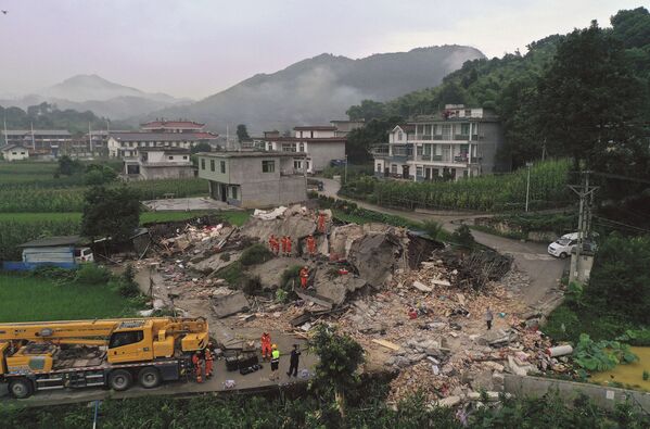 Спасатели ищут под завалами живых людей после землетрясения в китайской провинции Сычуань - Sputnik Абхазия