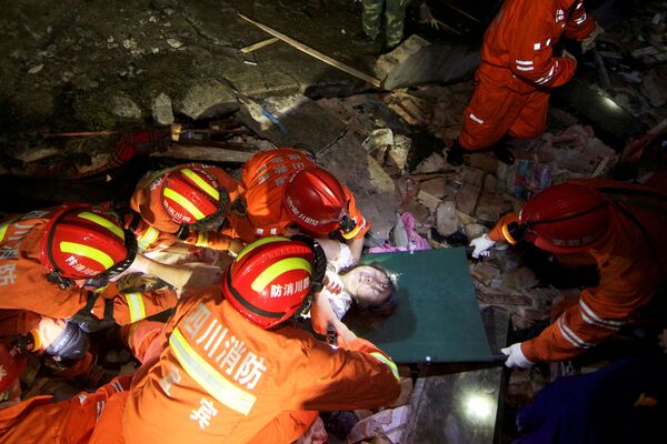 Спасатели достают из-под завалов женщину после землетрясения в китайской провинции Сычуань - Sputnik Абхазия