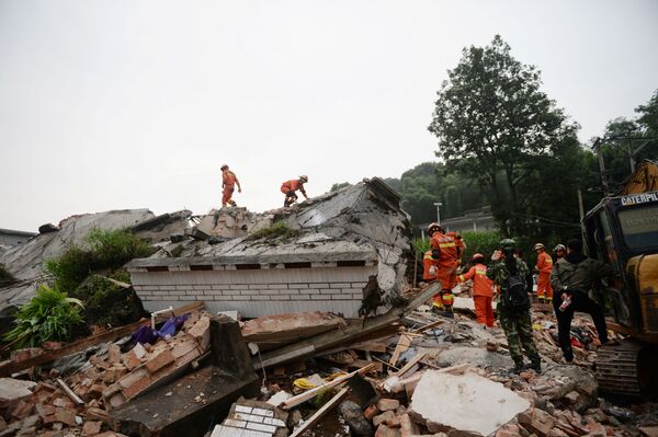 Спасатели в разрушенном землетрясением доме, Китай - Sputnik Абхазия