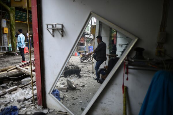 Жители домов на улице после сильного землетрясения в Yibin, китайской провинции Сычуань  - Sputnik Абхазия