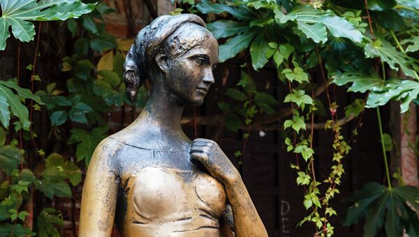 Статуя Джульетты Капулетти во дворе дома в Вероне - Sputnik Абхазия