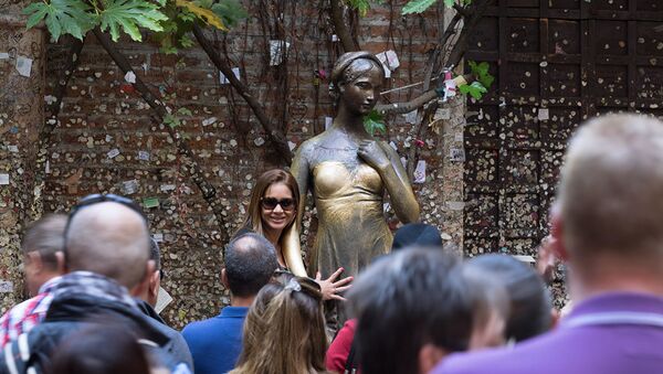 Туристы у статуи Джульетты в Вероне - Sputnik Аҧсны