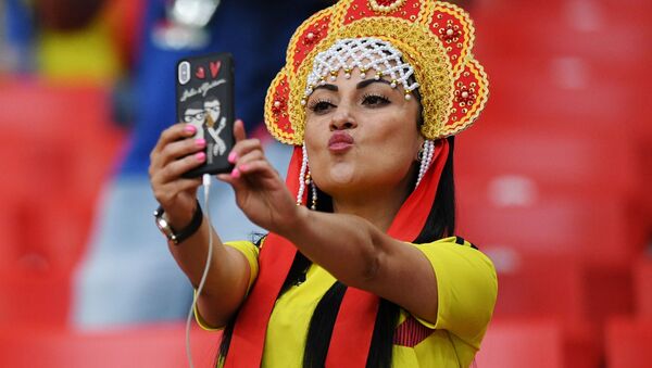 Болельщица сборной Колумбии перед матчем 1/8 финала чемпионата мира по футболу между сборными Колумбии и Англии - Sputnik Абхазия