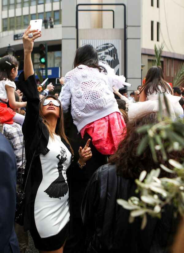 Христианка делает селфи во время шествия Вербное воскресенье в Бейруте, Ливан  - Sputnik Абхазия