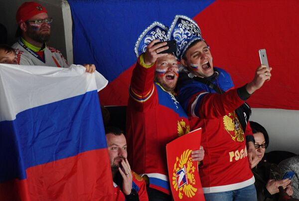 Болельщики сборной России радуются забитой шайбе команды в матче группового этапа чемпионата мира по хоккею между сборными командами России и Чехии - Sputnik Абхазия