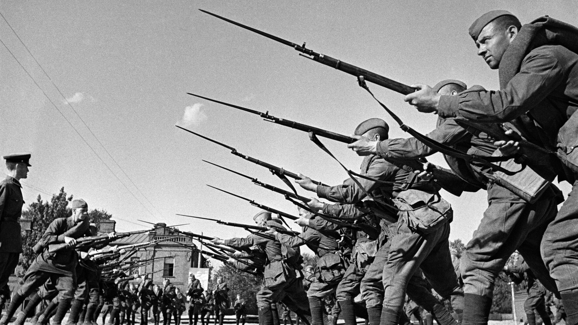 Обучение бойцов перед отправкой на фронт - Sputnik Аҧсны, 1920, 09.05.2022