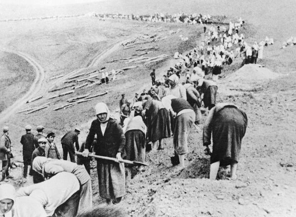 Колхозники строят оборонительные рубежи в прифронтовой полосе, июнь 1941 год - Sputnik Абхазия