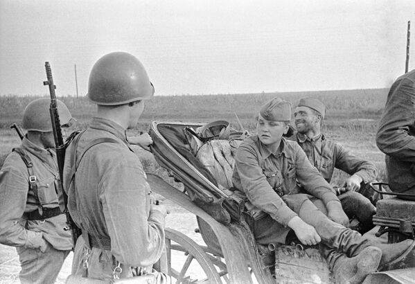Разведчица Катя из Одессы беседует с бойцами в районе Красный Дальник вр время Великой Отечественной войны, июль 1941 год - Sputnik Абхазия