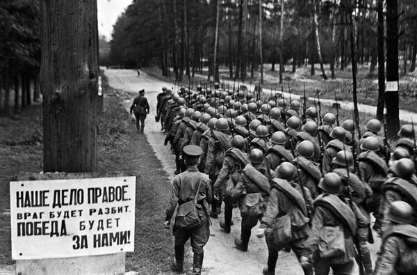 Колонны бойцов движутся на фронт из Москвы, 23 июня 1941 года - Sputnik Абхазия