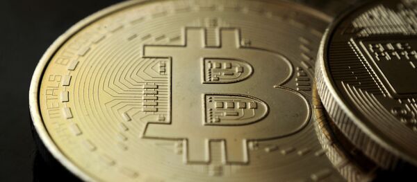 Сувенирная монета криптовалюты биткойн Сувенирная монета криптовалюты биткойн - Sputnik Абхазия