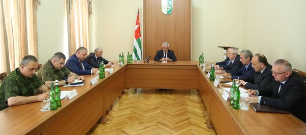 Президент Рауль Хаджимба провел заседание Совета Безопасности в связи с ситуацией в Грузии Президент Рауль Хаджимба провел заседание Совета Безопасности в связи с ситуацией в Грузии - Sputnik Абхазия