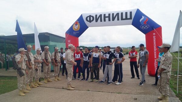 Военнослужащие российской военной базы ЮВО в Абхазии провели летний военный биатлон - Sputnik Абхазия