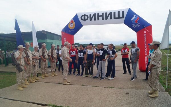 Военнослужащие российской военной базы ЮВО в Абхазии провели летний военный биатлон - Sputnik Абхазия