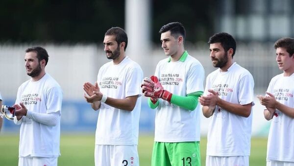 Футболисты в антироссийских футболках  - Sputnik Абхазия