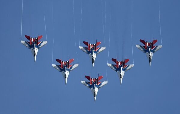 Выступление авиационной группы высшего пилотажа Стрижи на церемонии открытия V Международного военно-технического форума Армия-2019 - Sputnik Абхазия