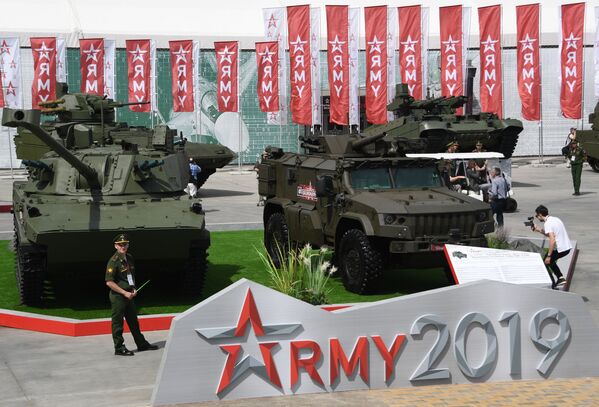 Самоходное артиллерийское орудие калибра 120-мм 2С42 Лотос и самоходный миномет Дрок на базе бронеавтомобиля Тигр-М на Международном военно-техническом форуме Армия-2019  - Sputnik Абхазия