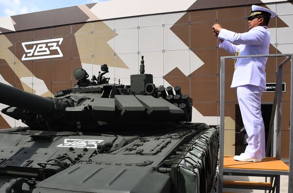 Иностранный военнослужащий фотографирует танк Т-72 на Международном военно-техническом форуме Армия-2019 - Sputnik Абхазия