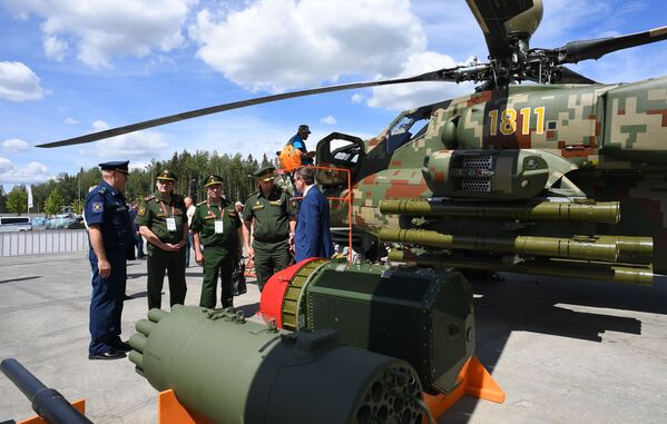 Посетители у образцов вооружения ударных вертолетов Ми-28НЭ на Международном военно-техническом форуме Армия-2019 - Sputnik Абхазия
