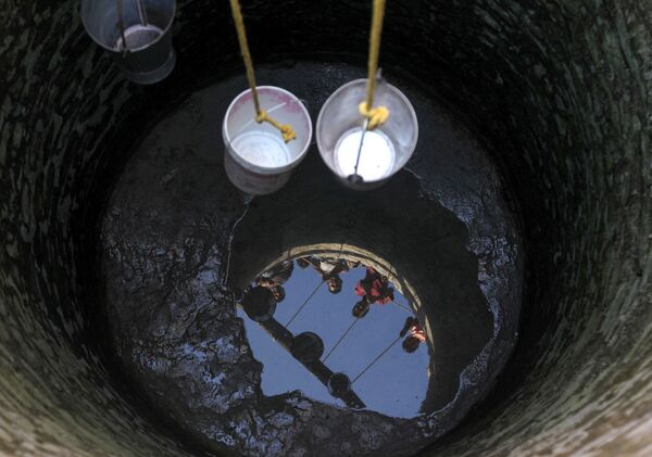 Индийские жители деревни Падал в округе Самба пытаются зачерпнуть воду в ведра - Sputnik Абхазия
