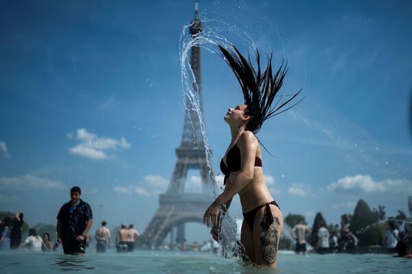 Девушка во время купания в фонтане в Париже  - Sputnik Абхазия