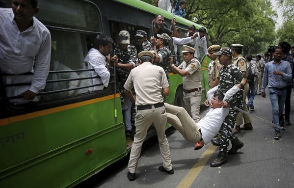 Индийская полиция задерживает активистов, протестующих против гибели более 100 детей в результате энцефалита в индийском штате Бихар, возле резиденции министра здравоохранения Индии в Нью-Дели - Sputnik Абхазия