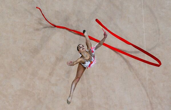Российская гимнастка Дина Аверина выполняет упражнение с лентой в финале соревнований по художественной гимнастике на II Европейских играх в Минске - Sputnik Абхазия