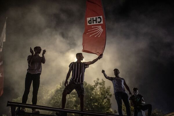 Молодые люди празднуют перевыборы мэра в Стамбуле - Sputnik Абхазия