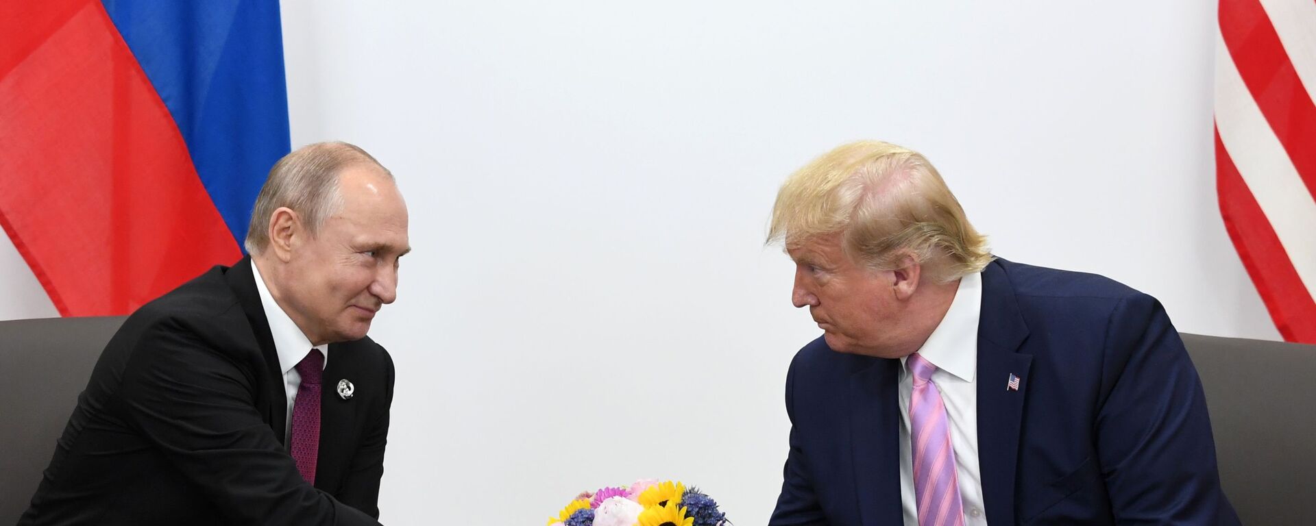 Президент РФ Владимир Путин и президент США Дональд Трамп во время встречи на полях саммита Группы двадцати в Осаке - Sputnik Аҧсны, 1920, 12.08.2025