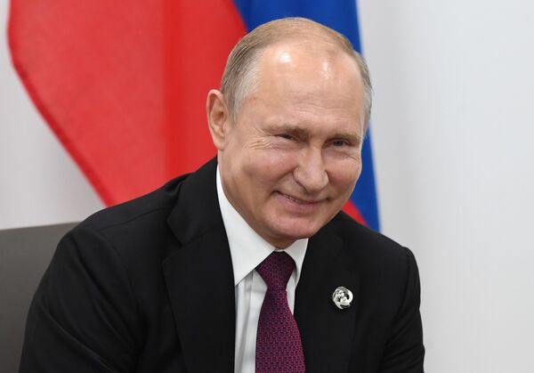 Президент РФ Владимир Путин во время беседы с президентом США Дональдом Трампом на полях саммита Группы двадцати в Осаке - Sputnik Абхазия
