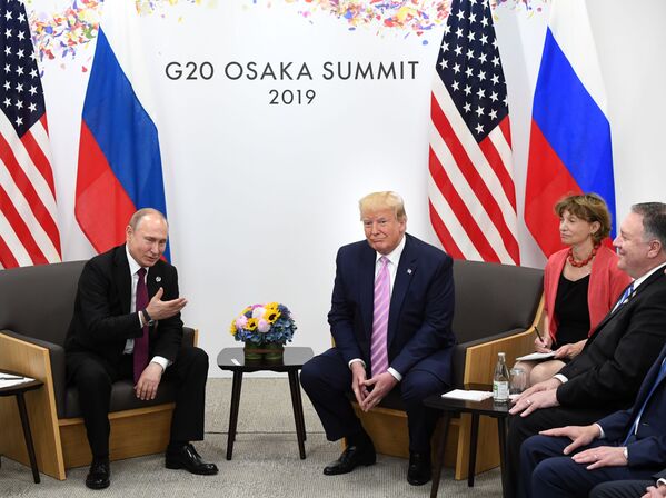 Президент РФ Владимир Путин и президент США Дональд Трамп во время встречи на полях саммита Группы двадцати в Осаке - Sputnik Абхазия