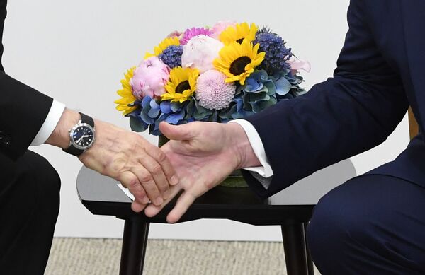 Рукопожатие президента РФ Владимира Путина и президента США Дональда Трампа (справа) во время встречи на полях саммита Группы двадцати в Осаке - Sputnik Абхазия