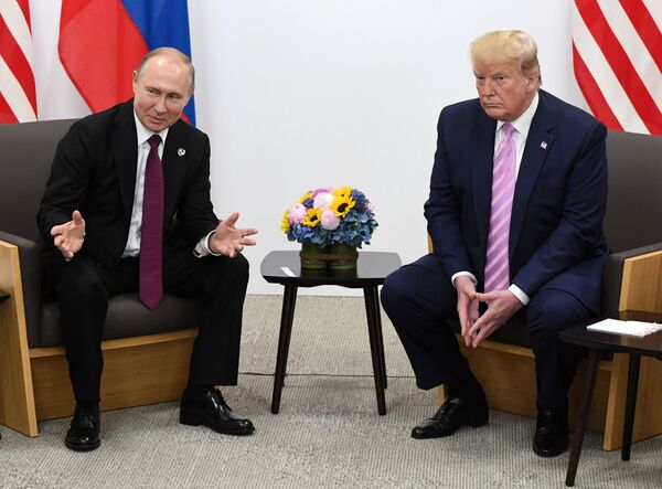 Президент РФ Владимир Путин и президент США Дональд Трамп во время встречи на полях саммита Группы двадцати в Осаке - Sputnik Абхазия