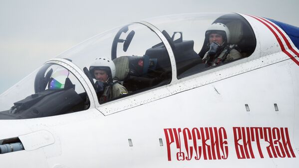 Пилоты в кабине самолета Су-30СМ пилотажной группы Русские витязи на Международном военно-техническом форуме Армия-2019 - Sputnik Абхазия