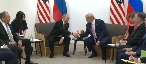 Американский юмор: Не вмешивайтесь в выборы - пошутил Трамп на встрече с Путиным Американский юмор: Не вмешивайтесь в выборы - пошутил Трамп на встрече с Путиным - Sputnik Абхазия