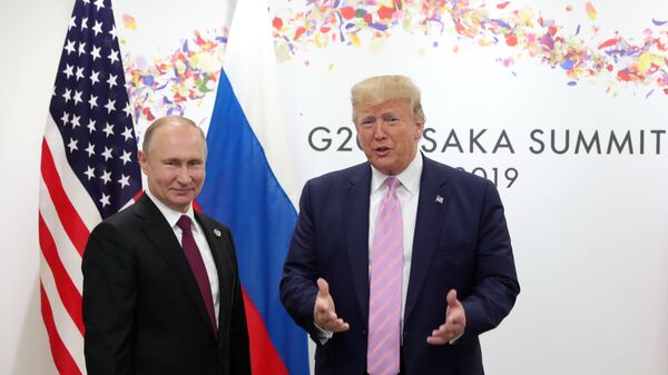 Президент РФ Владимир Путин и президент США Дональд Трамп (справа) во время беседы на полях саммита Группы двадцати в Осаке. - Sputnik Абхазия